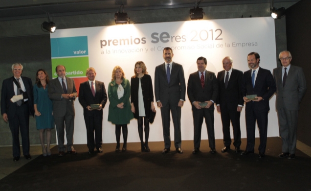 Fotografía de grupo de los Príncipes de Asturias con los premiados y con el Comité Ejecutivo de la Fundación SERES